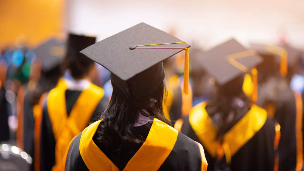 Studentka w czapce żaka