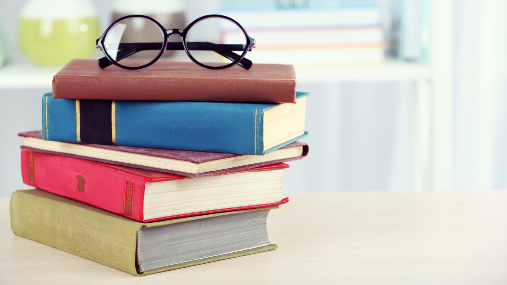 Okulary na stosie książek