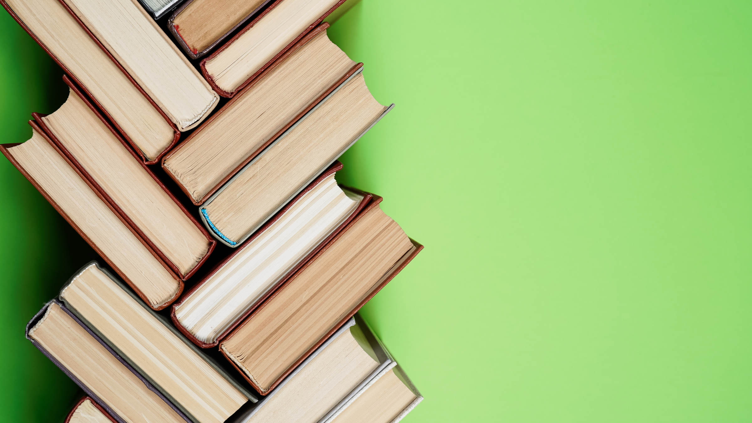 Książki ułożone w jodełkę