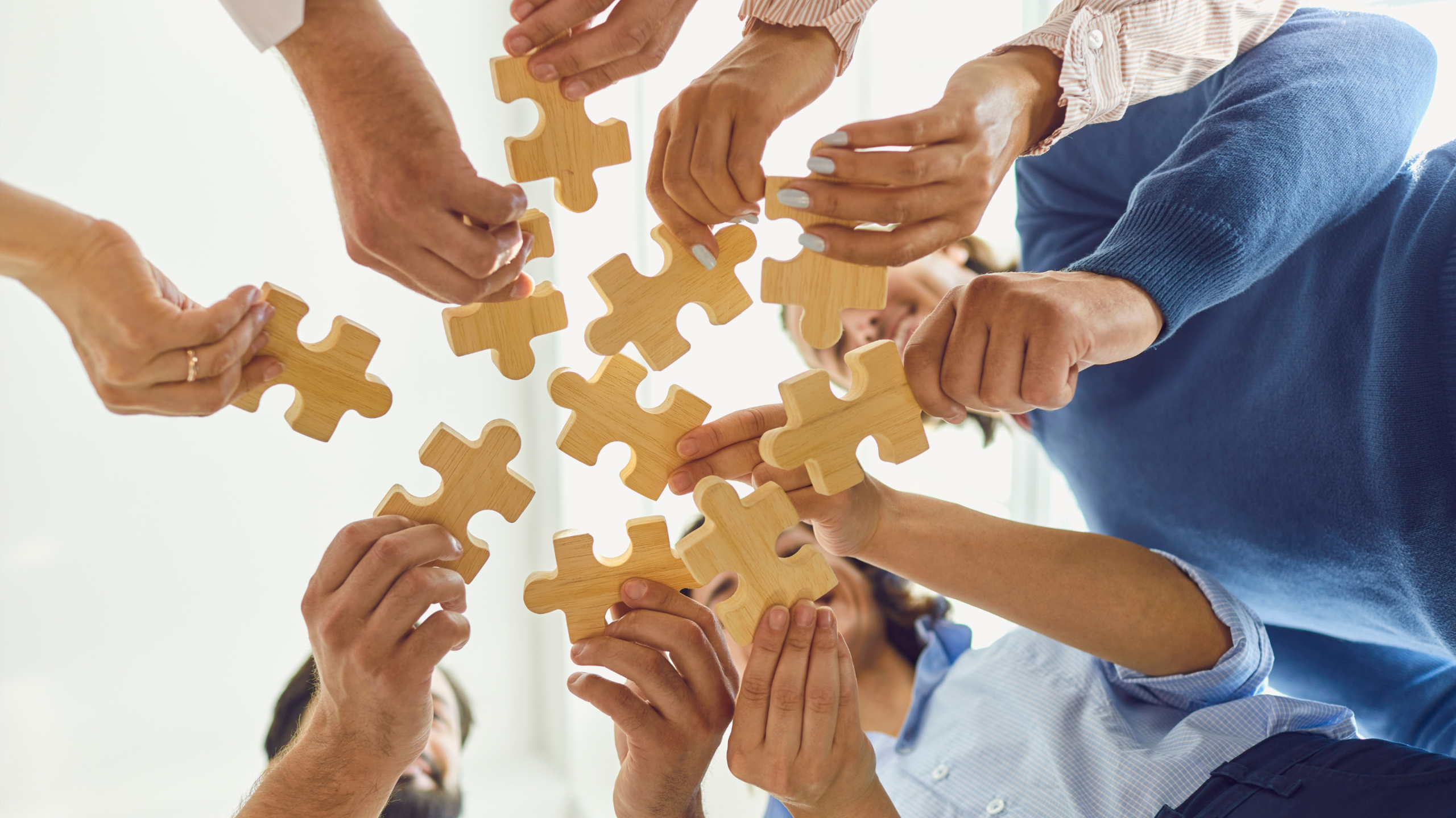 Osoby trzymające puzzle