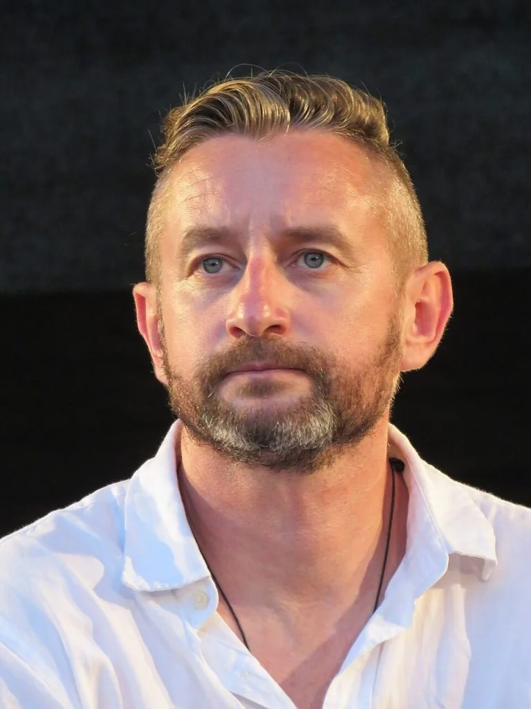 Tytuł doktora honoris causa Uniwersytetu Wrocławskiego dla Serhija Żadana Senat Uniwersytetu Wrocławskiego 25 lutego 2026 roku postanowił nadać tytuł doktora honoris causa wybitnemu pisarzowi, poecie, eseiście, tłumaczowi, muzykowi i działaczowi społecznemu Serhijowi Żadanowi, którego uznaje się za jednego z najważniejszych świadków czasu i sumień współczesnej Ukrainy.